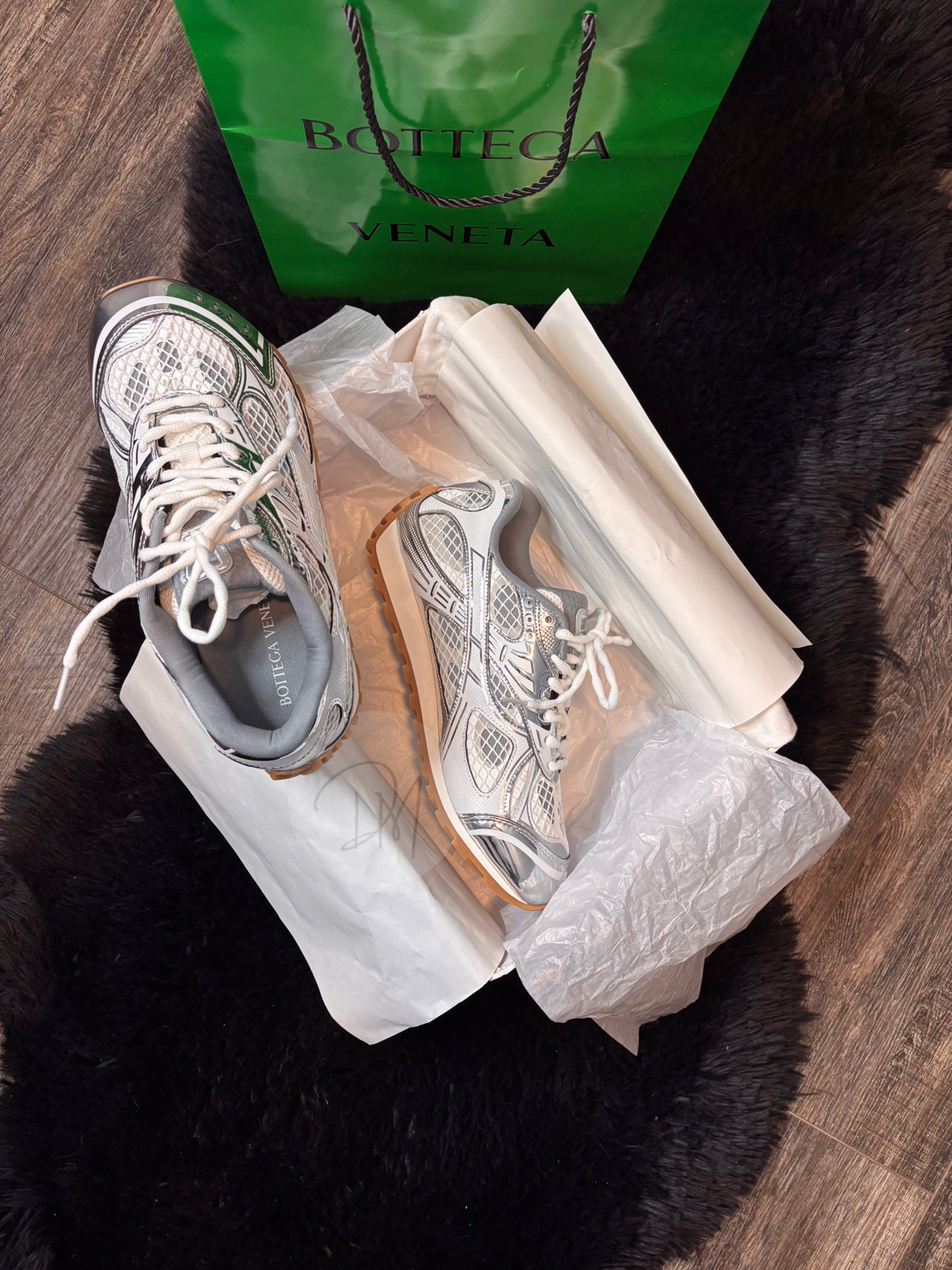 WHITE & SLIVER ORIBT SNEAKER'S