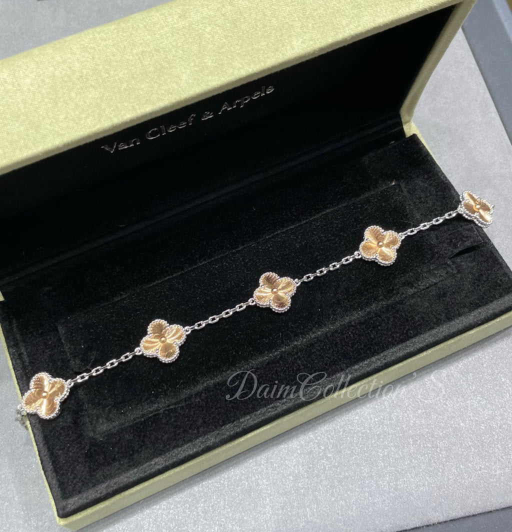 GOLD V/C A BRACELET